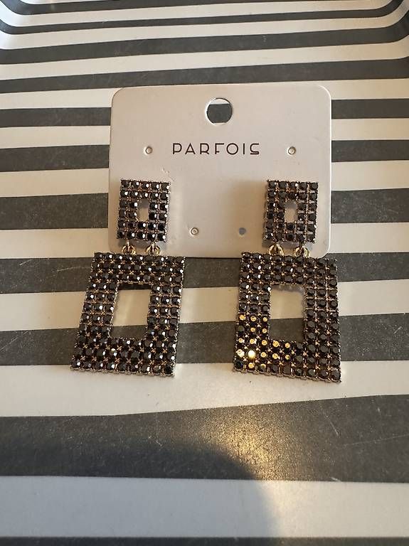 Boucles d'oreille: Boucles d'oreilles neuves  – D'occasion à Lausanne par ang_ks77