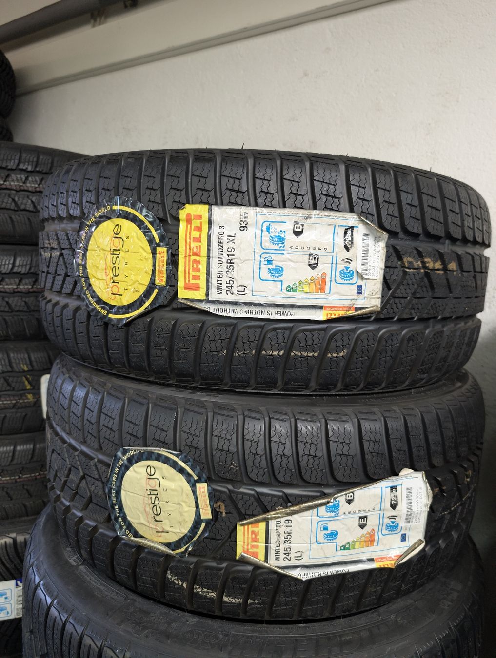 Pirelli Pneus & Kompletträder: Winterreifen  – Neu und originalverpackt aus Dürrenäsch von Pneu-Idris