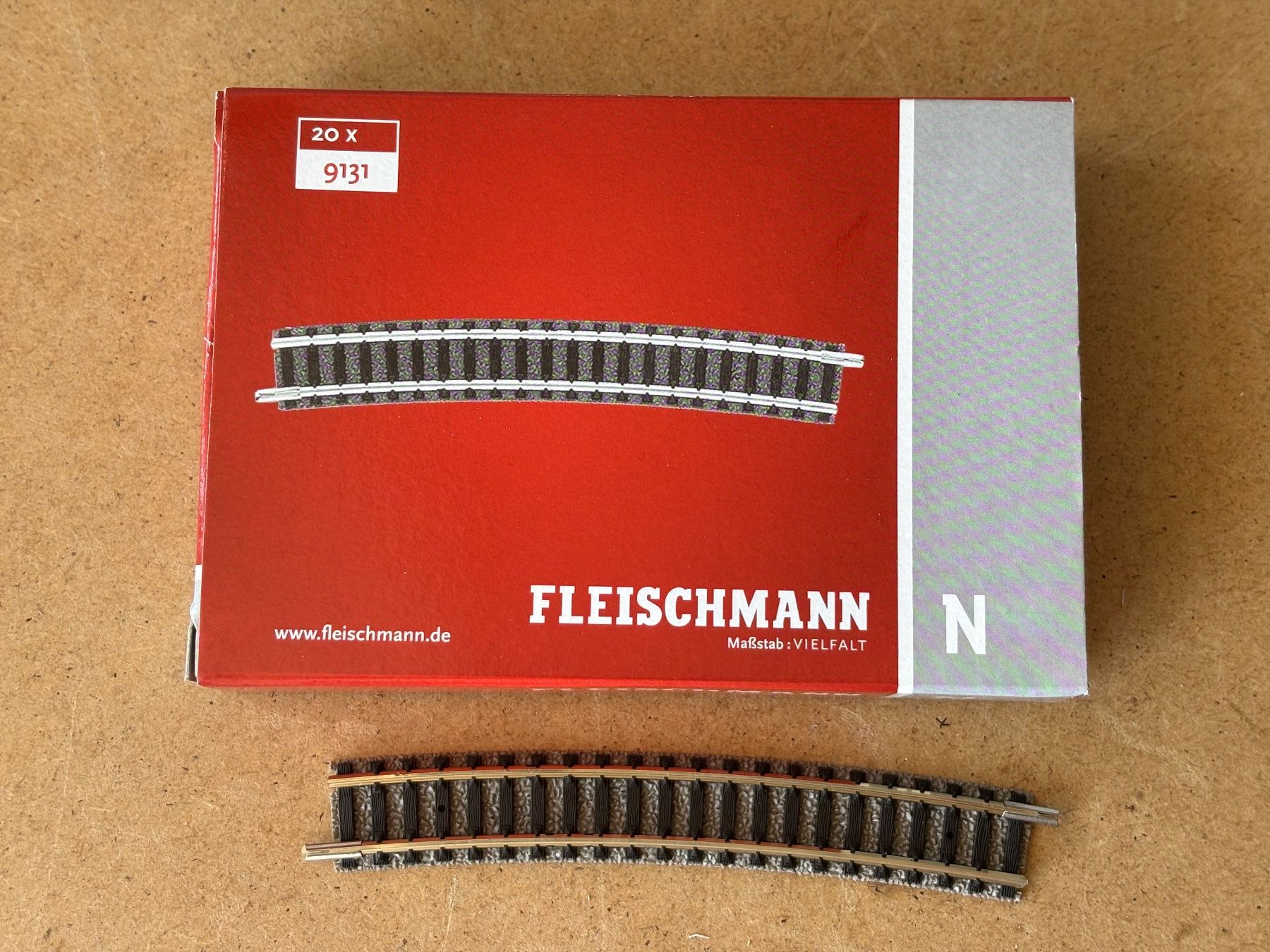 Fleischmann Modellini di ferrovie: Fleischmann 9131 Gebogenes Gleis R3 15° – Nuovo e nell'imballaggio originale da Hauterive NE venduto da eriamch