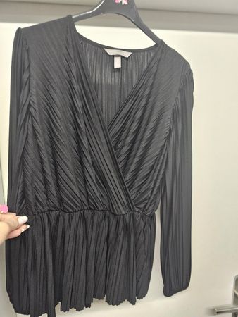 Schwarze Bluse mit Plissee-Design, ideal für den Herbst!