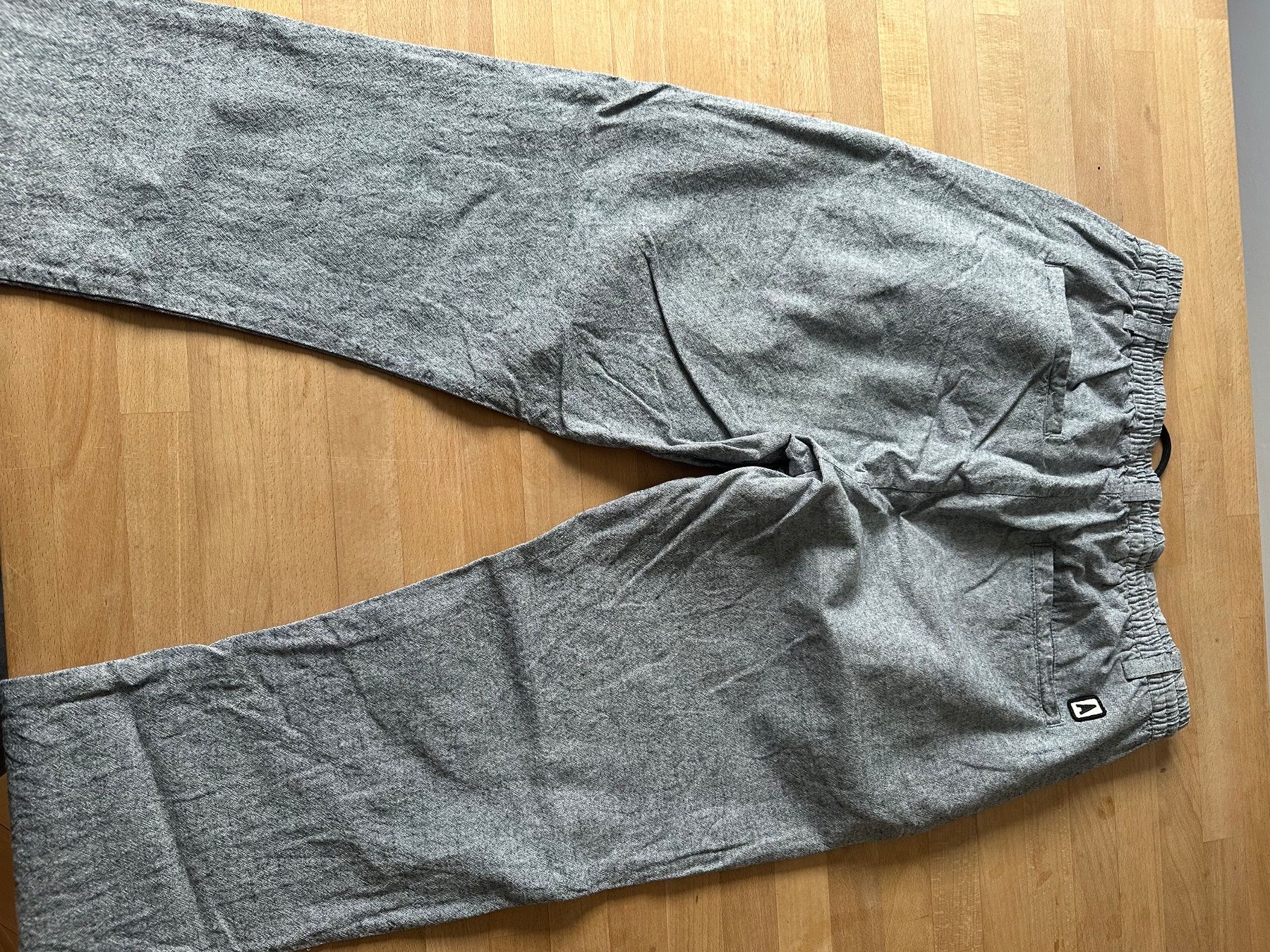 Pantaloni: Anerkjendt Hose Grau, Grösse M – Usato da Basel venduto da pfosteauto 4