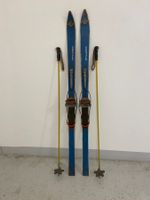 Ski (K 13), Deko Holzski von ca. 1960 mit Stöcken