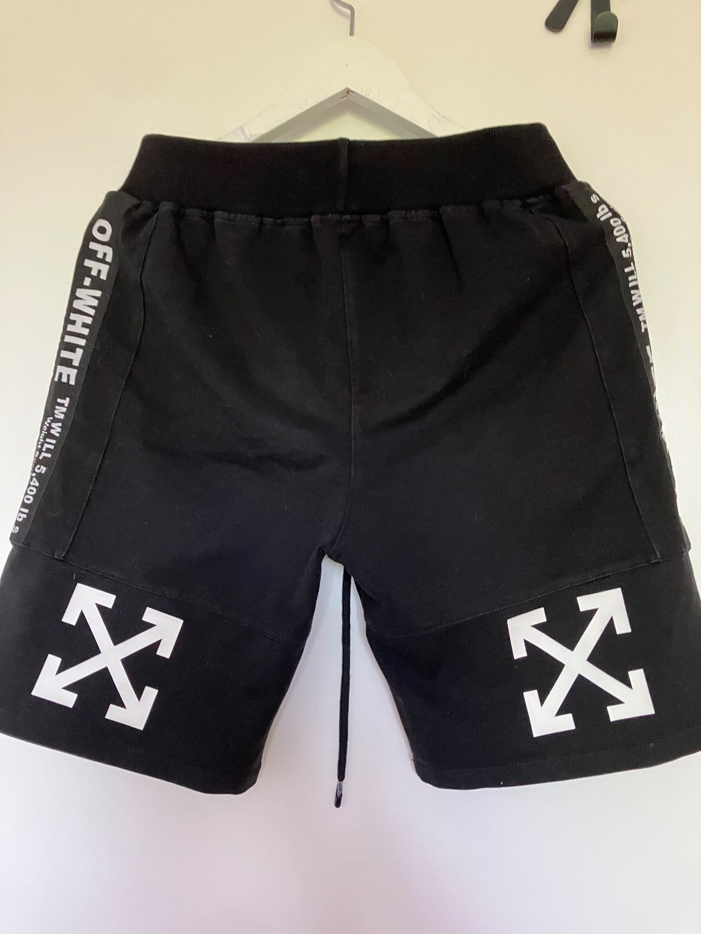 Off-White Pantaloni: Off-white Shorts – Usato da Huttwil venduto da Badi369 4