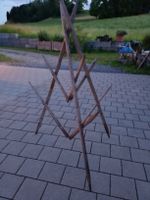 Alte Heuheinzen aus Holz als Dekoobjekt .