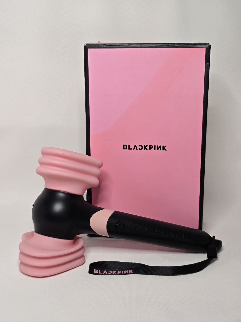 Lampen: BLACKPINK Lightstick mit Box – Neu (gemäss Beschreibung) aus Attiswil von Staarlyn