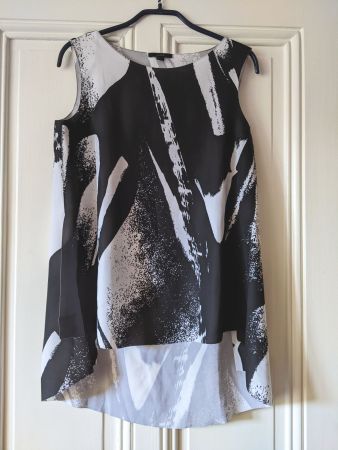 COS : Elégant top noir/blanc design graphique 36-38