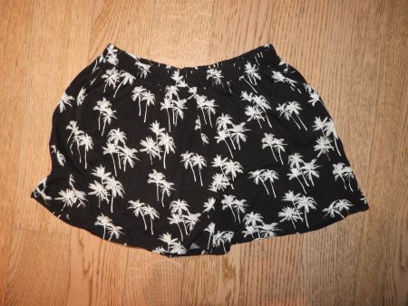 Schwarze Stoffshorts mit Palmenmuster Grösse 146/152