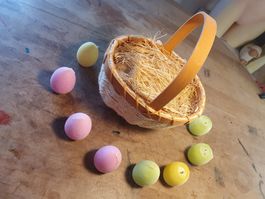Ostereierkorb mit Eierkerzen