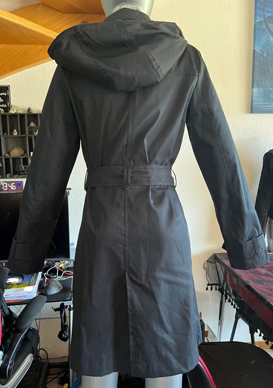 Cappotti: Trench-coat noir avec capuche, taille 36 – Usato da Chézard-St-Martin venduto da Cheyenne_75 1