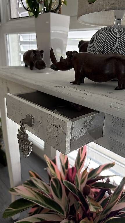 Tische: Schmaler Beistelltisch im Shabby chic Stil – Gebraucht aus Frick von TheBurningHeart 3