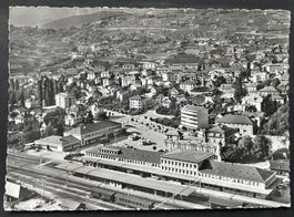 Sion, la gare, Bahnhof mit Postauto, Flugaufnahme ca. 1960