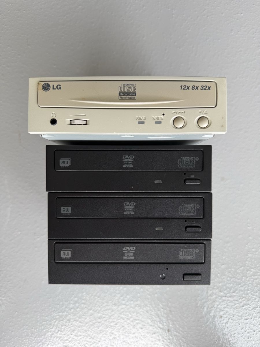 LG Lettore multimediale & Streamer: 4x CD / DVD - RW Drives, 3x SATA, 1x IDE – Usato da Oberrieden venduto da rroane2
