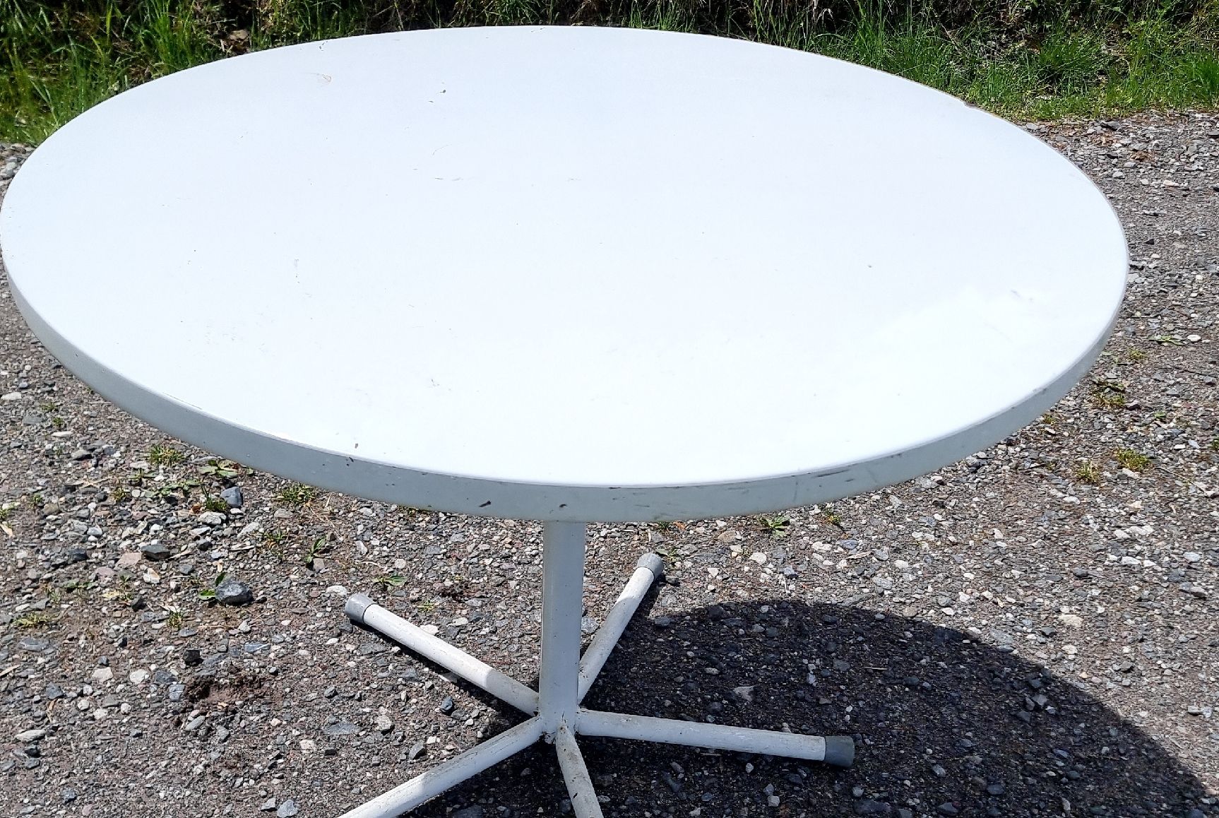Tavoli: Weisser Gartentisch, Ø 90cm, für Balkon oder Terrasse. – Usato da Berschis venduto da treedosha01 2