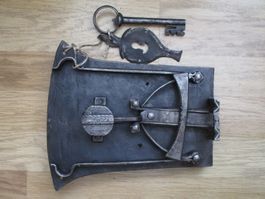 Antikes Schloss mit Schlüssel geschmiedet