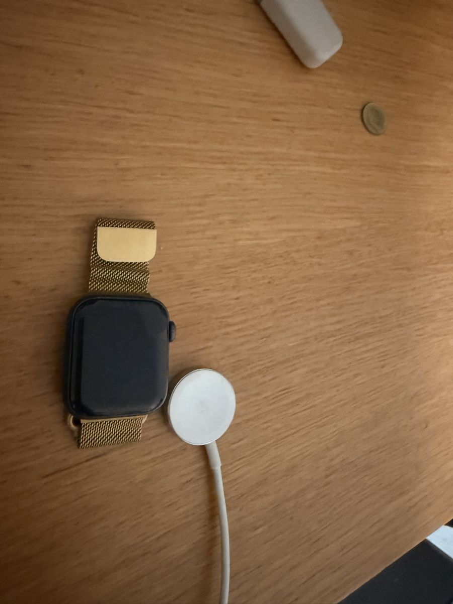 Apple Smartwatch: Apple Watch + 2 bracelets  neufs offerts.  – Gebraucht aus St-Maurice von MmeKoro 2