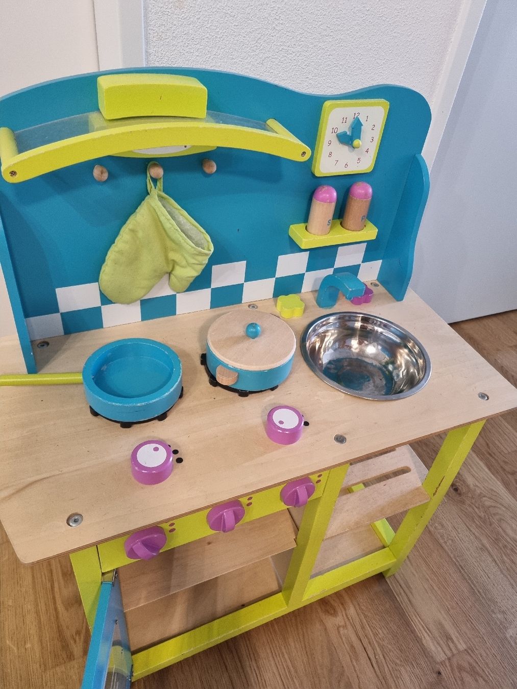 Spielzeuge: Kinderküche mit Zubehör – Gebraucht aus Rümlang von mic_pb6d 2