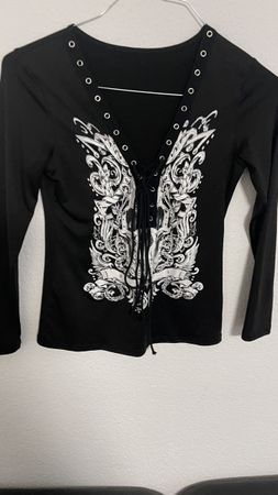 Schickes, schwarzes Langarmshirt mit Schnürung, Grösse S