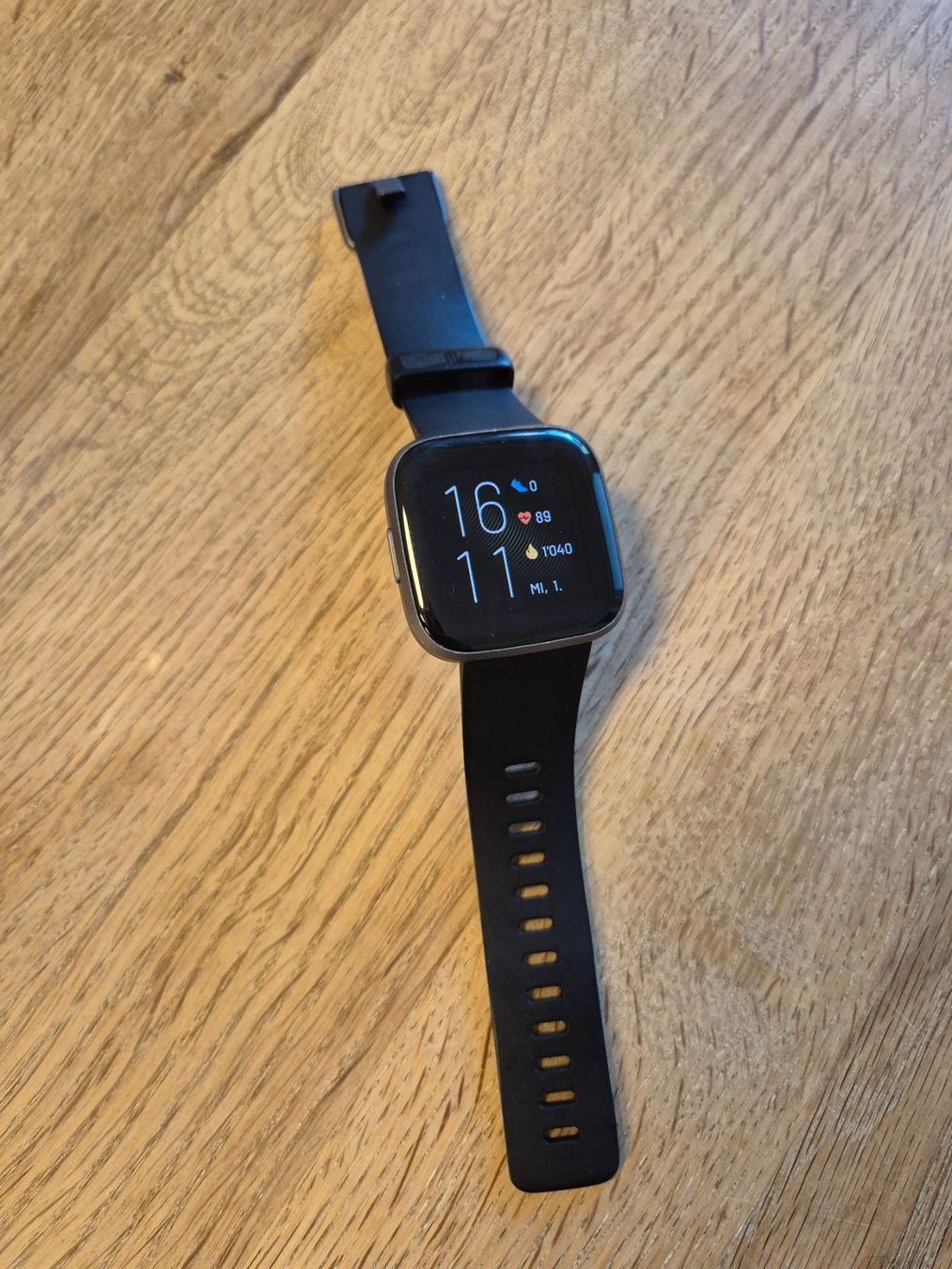 Fitbit Smartwatch: Smartwatch Fitbit Versa 2 | neuwertig – Nuovo (secondo la descrizione) da Thalwil venduto da Aljbaba 1