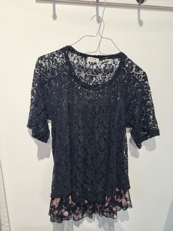 Schwarzes Spitzen-Blüschen von Holly Bracken mit Blumenprint