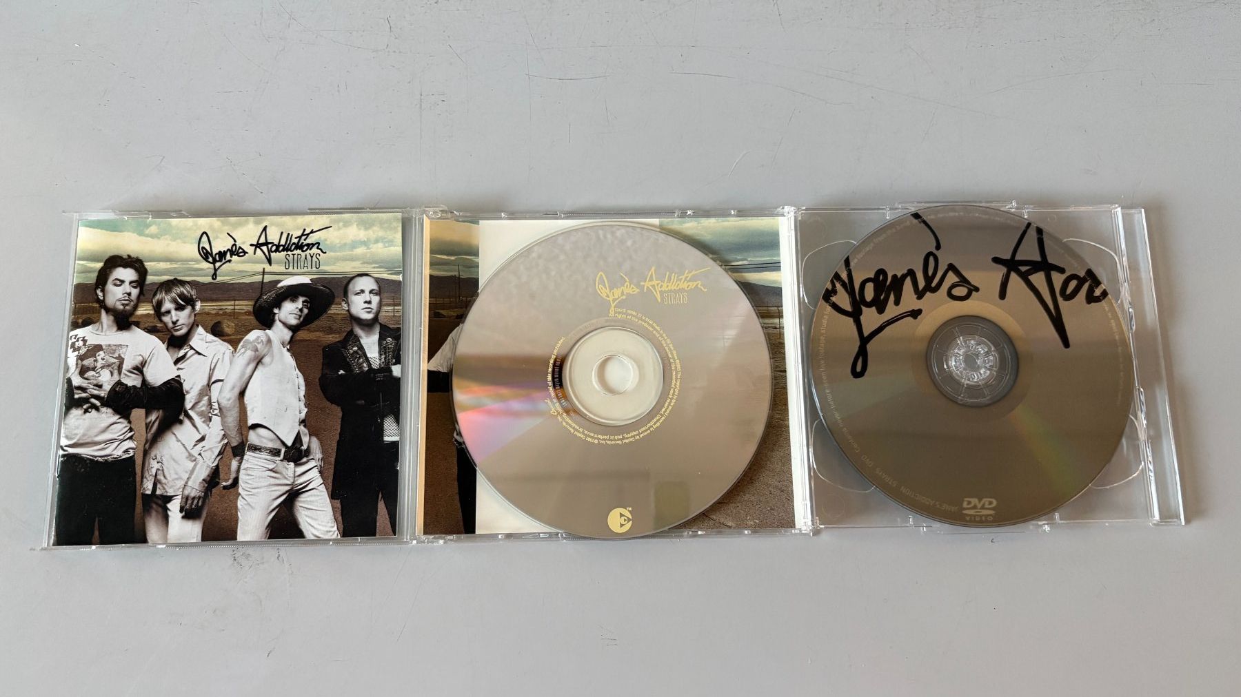 CDs: JANE's ADDICTION - Strays CD & DVD Alternative Rock 2003 – Gebraucht aus Wiedlisbach von Andrisa