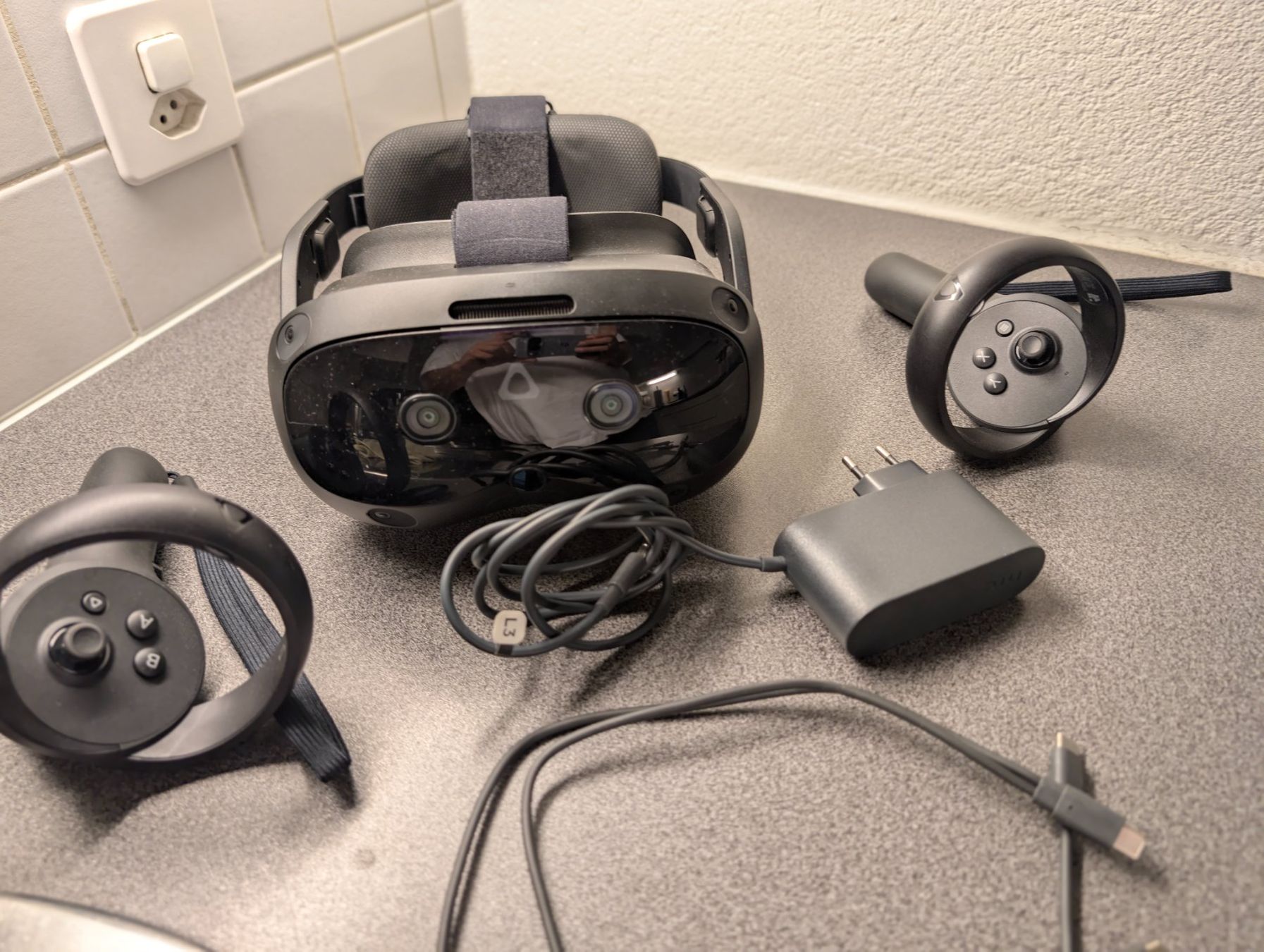 HTC Casque VR: HTC Casque VR VIVE Focus Vision Consumer Edition – D'occasion à Sierre par ste_8phc