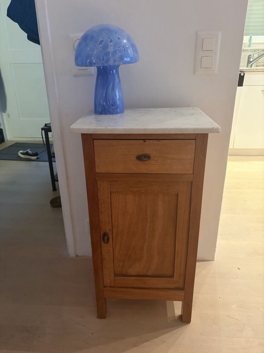 Tables de nuit: Vintage side table with marble top and storage cabinet – D'occasion à Stäfa par CharlotteJB