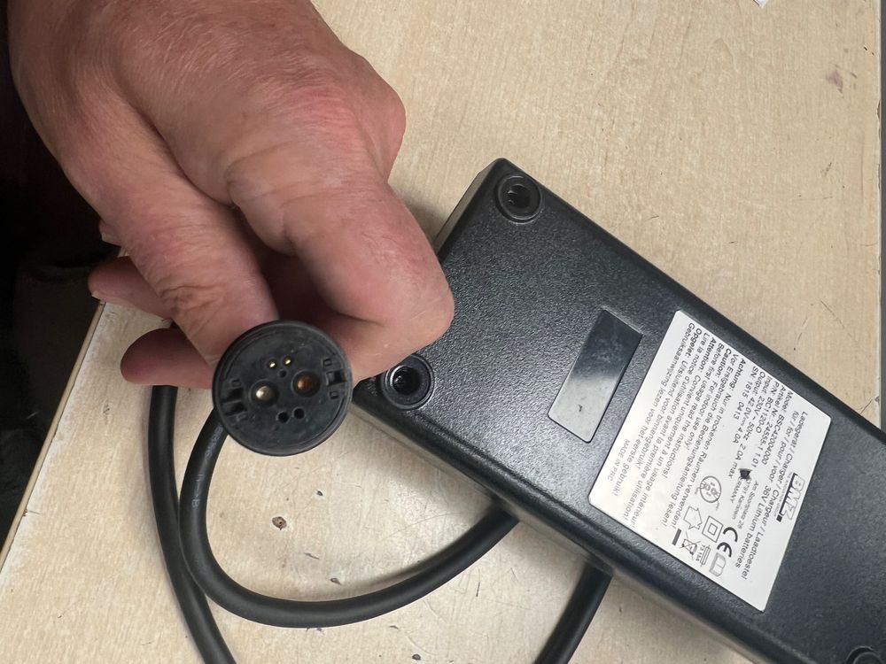 E-Bike Akku Ladegerät BMZ Li-Ion 42V 2A Stecker Rosenberger