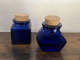 2x kleine Blaue Glasflaschen mit Korkverschluss