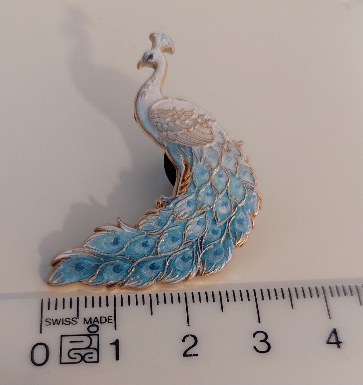 Spille & Fermagli: Pin Schnee Pfau hellblau weiss – Nuovo (secondo la descrizione) da Oberwil BL venduto da Hunajakakku 3