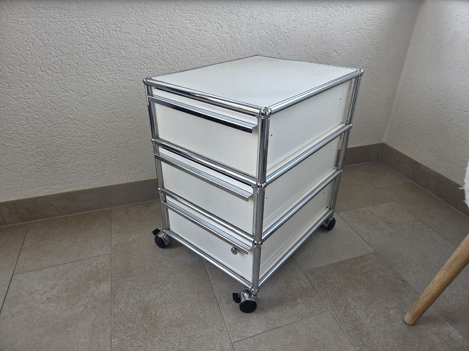 USM Banconi: Rollcontainer weiss mit Schubladen auf Rollen USM-Haller – Usato da Spreitenbach venduto da VORSTADTGARAGE8957