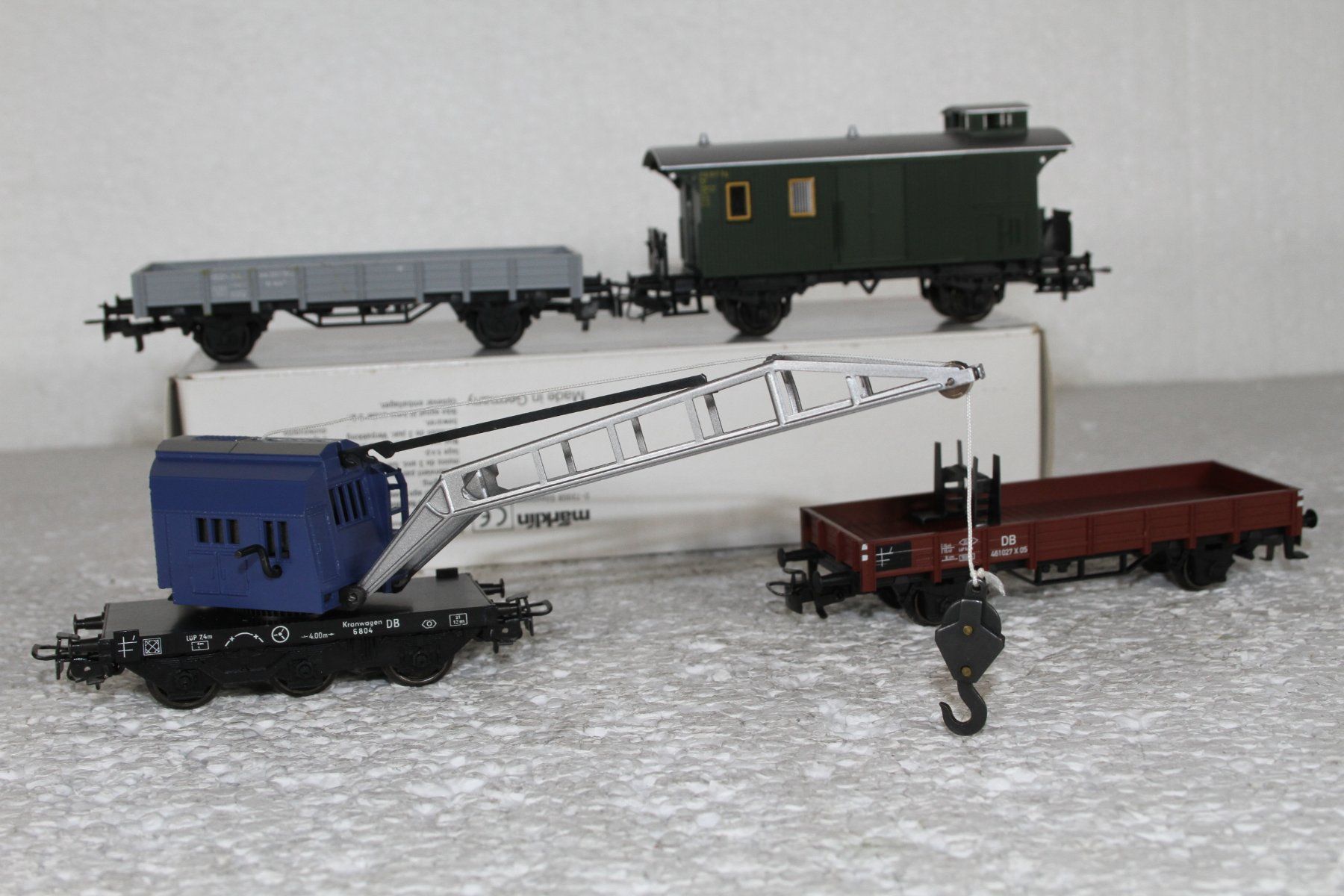 Märklin Trains électriques: Märklin DB 3 Güterwagen mit Kran – D'occasion à Triesen par gleis8 4