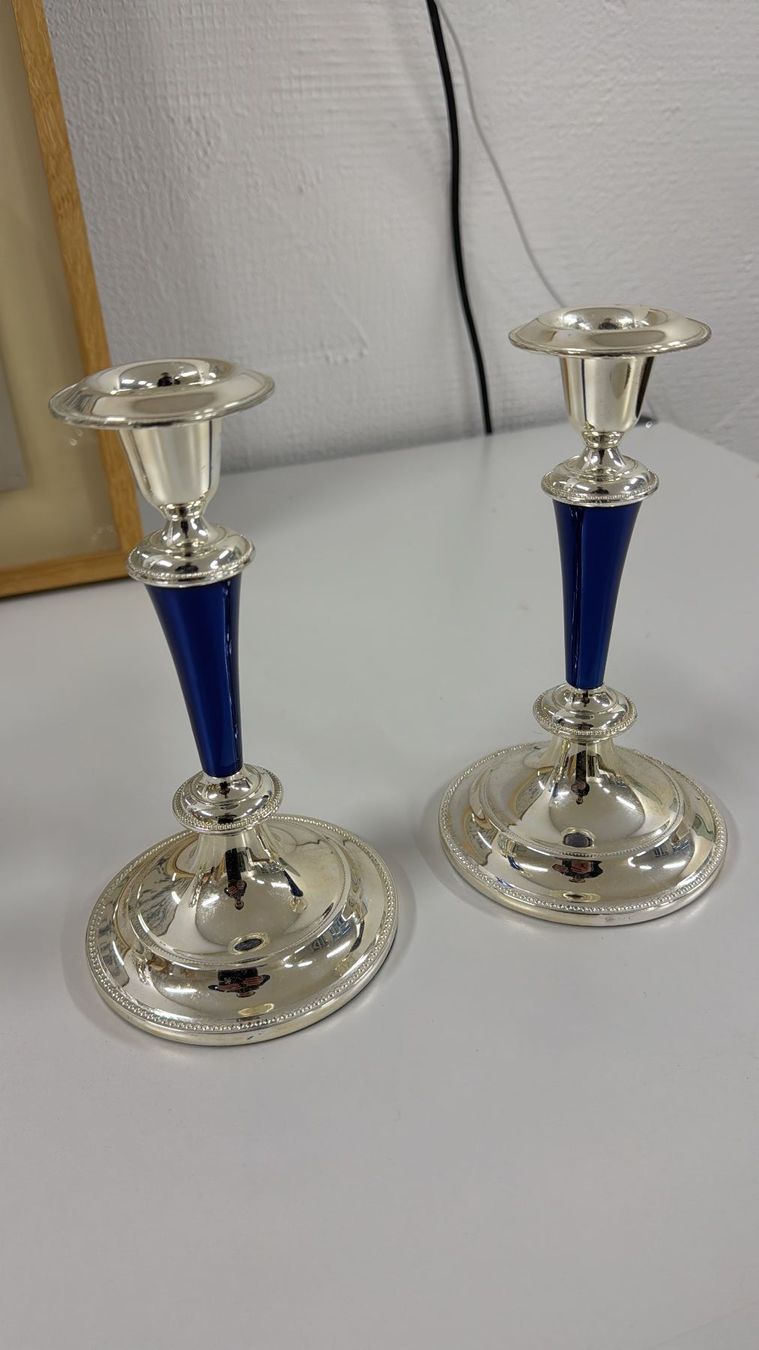 Portacandele: Extra Large Blue and Silver Anodized Aluminum Candlesticks – Usato da Gsteig b. Gstaad venduto da Auctionly