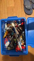 Lego-Kiste mit diversen Sets und Einzelteilen