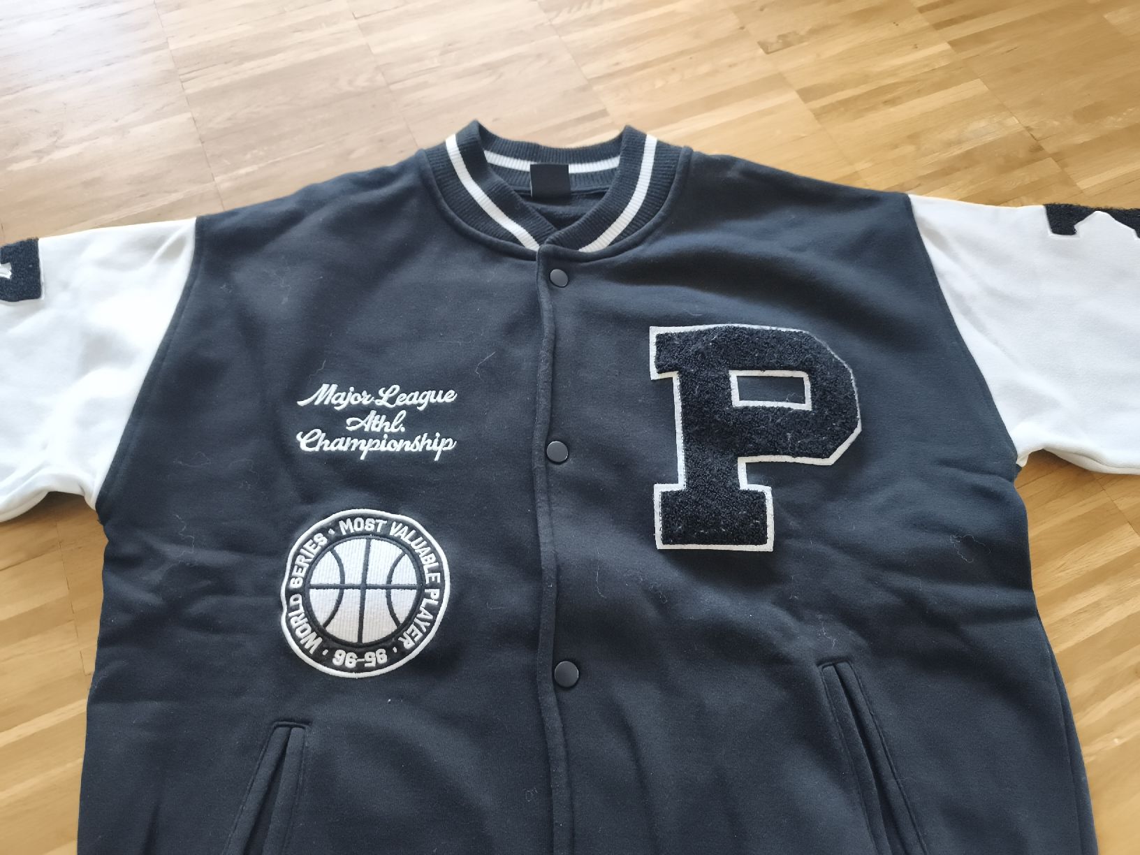 Jacken: College Jacke, Grösse L, Schwarz/Weiss – Gebraucht aus Oberurnen von Schneidi79 1
