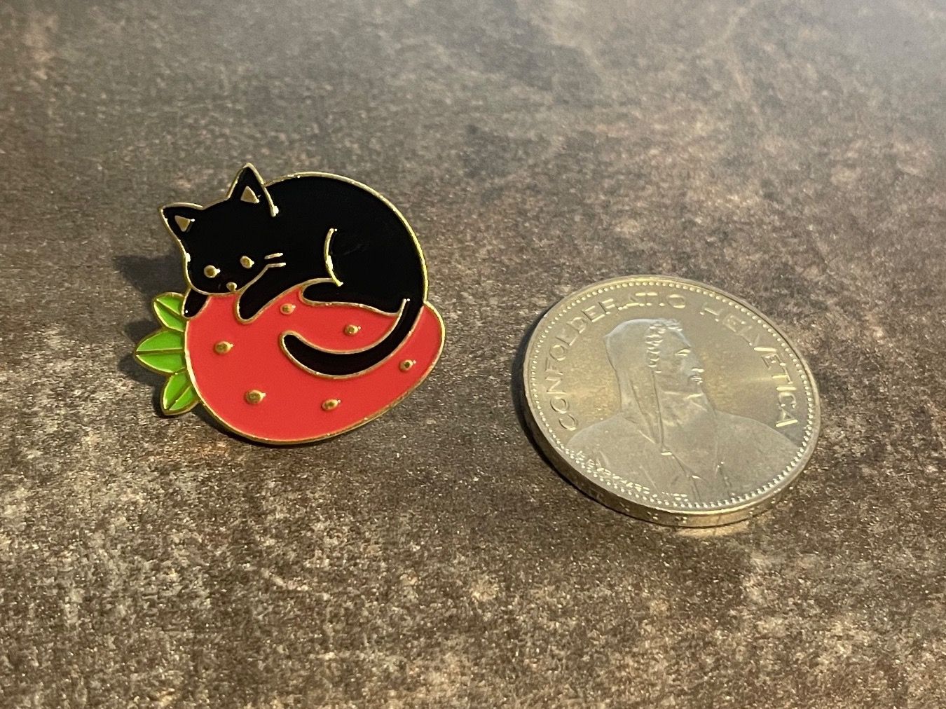 Plaketten & Abzeichen: Cat Strawberry Pin – Gebraucht aus Biel/Bienne von bas_c8yf 1