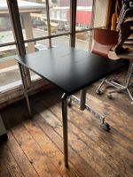 Tisch mit 2 Rollen, Platte zum Neigen, höhenverstellbar