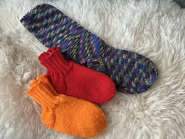 Drei Paar handgestrickte Wollsocken für Kinder