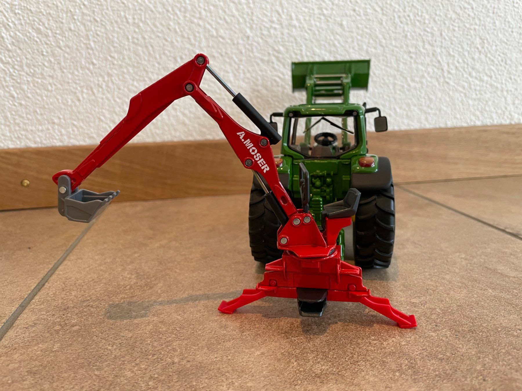 John Deere Trattori: SIKU John Deere mit Heckbagger – Nuovo e nell'imballaggio originale da Kreuzlingen venduto da Stefan1150 3