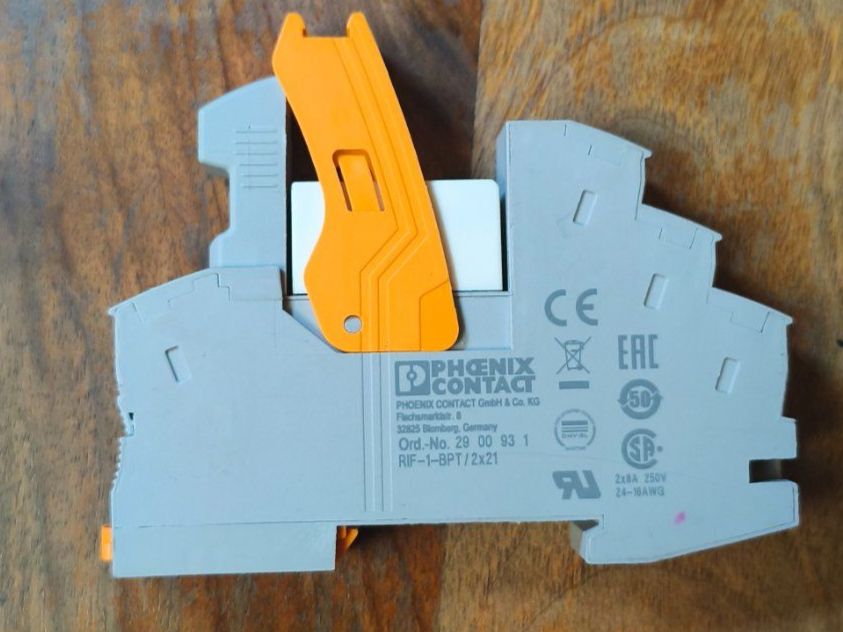 Componenti elettronici: Relais Sockel Klappverschluss und Relais eingebaut – Usato da Unterbäch VS venduto da ricirici55