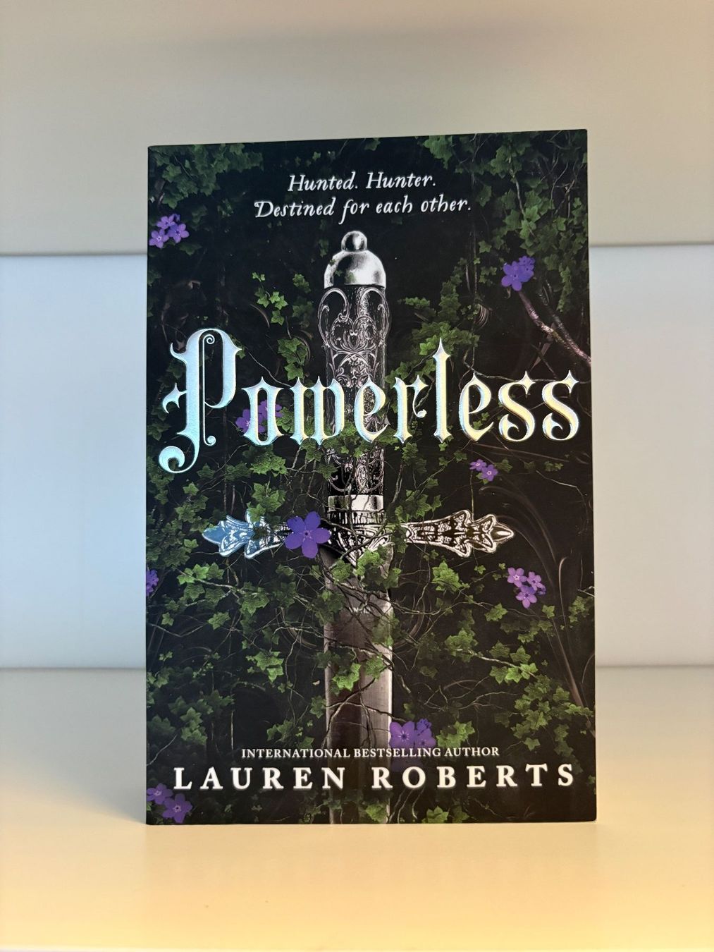 Libri: Powerless - Lauren Roberts – Nuovo (secondo la descrizione) da Steffisburg venduto da elsa.catalina