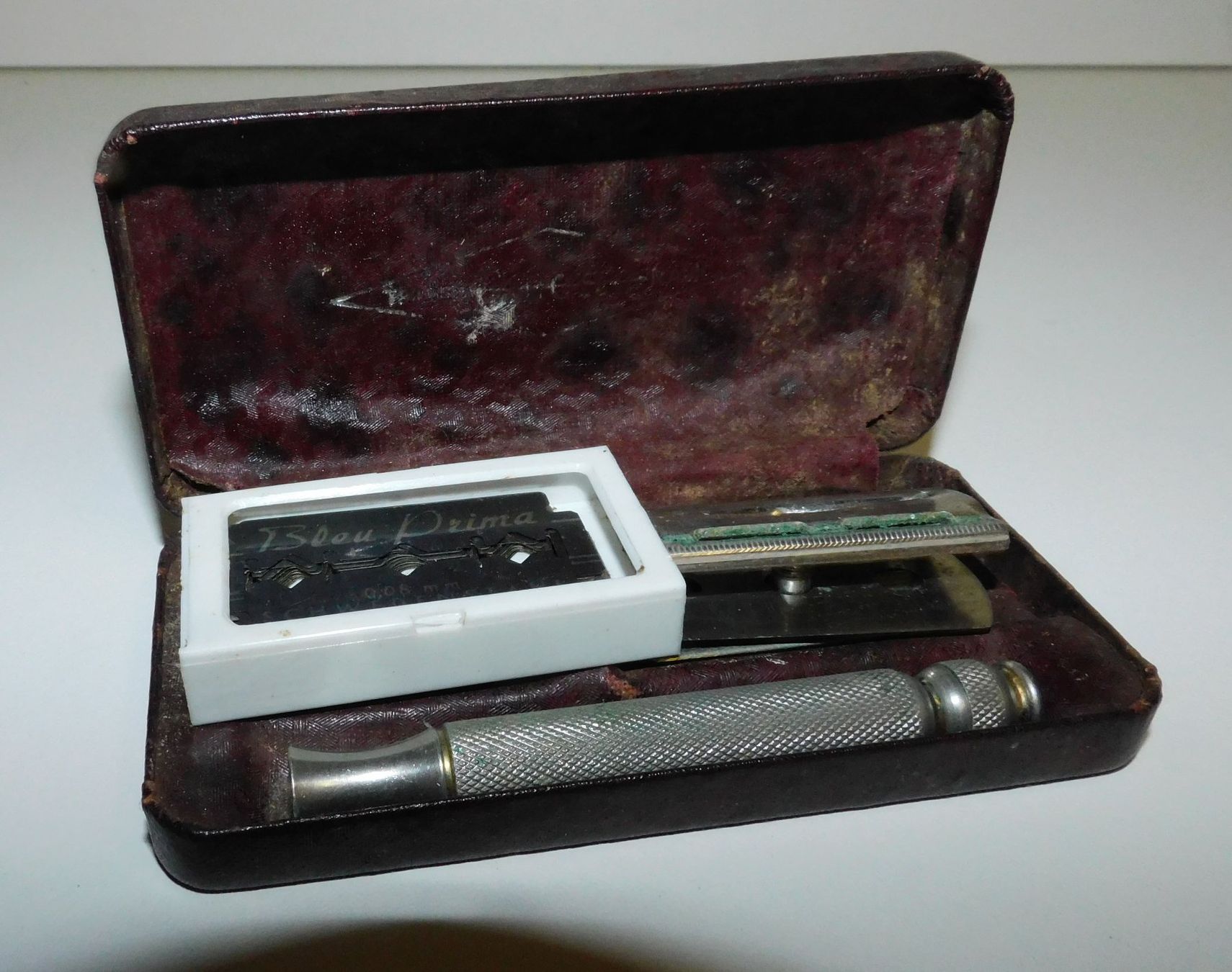 Gillette Rasierapparate & Rasierklingen: Neue Fundschätze Gillette alter Rasierer mit original Karton – Gebraucht aus Sursee von 76 5