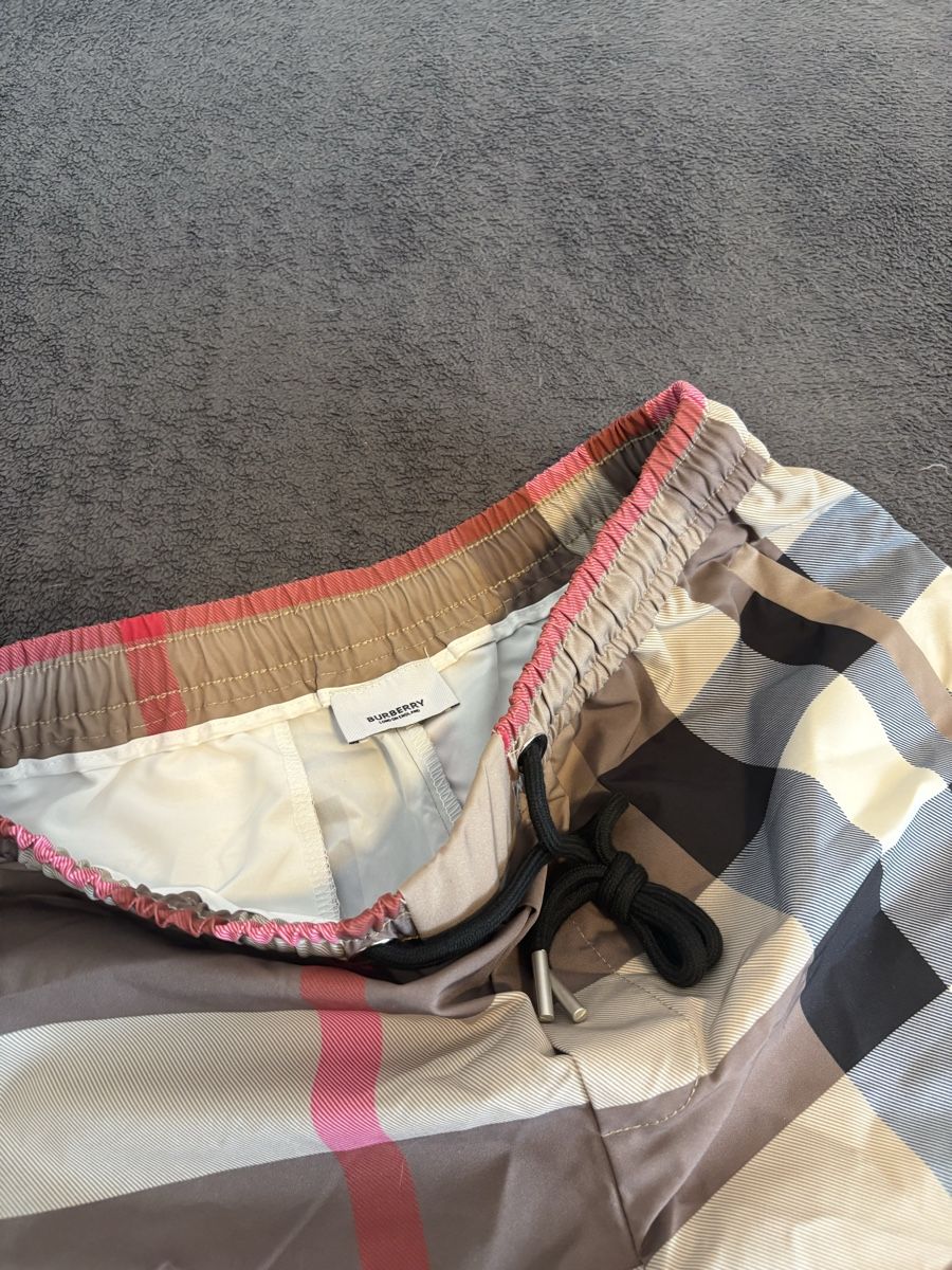 Burberry Hosen: Burberry Short – Neu (gemäss Beschreibung) aus Oftringen von ste_k7xh 1