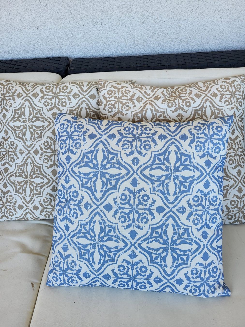 Cuscini: Loungekissen ,2er Set blau oder taupe,  wasserabweisend – Nuovo (secondo la descrizione) da Eschenbach SG venduto da Mr.PP-Green 1