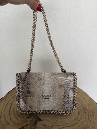 GUESS Umhängetasche – Snake/Python Look – Goldene Kette
