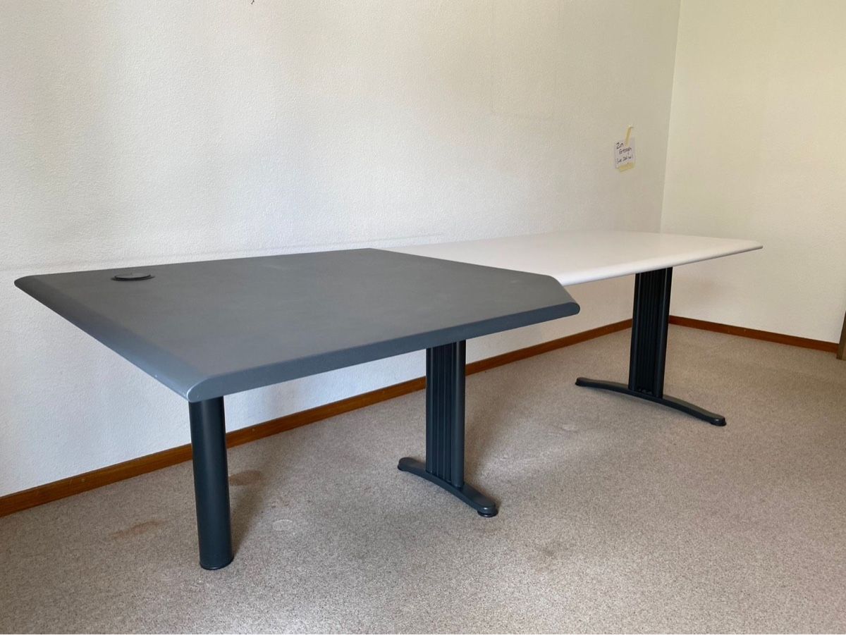 Schreibtische: Bürotisch mit Kabeldurchführung – Gebraucht aus Dietikon von Gus7 1