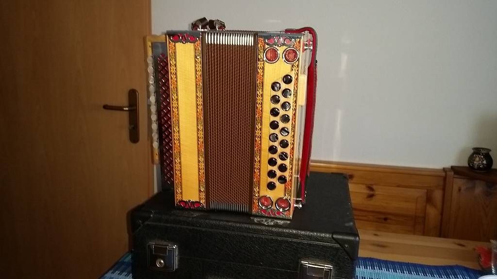 Instruments de musique: Steirische Harmonika mit Schwyzerörgeli- Einteilung – D'occasion à Duggingen par Willys-Jeep 3