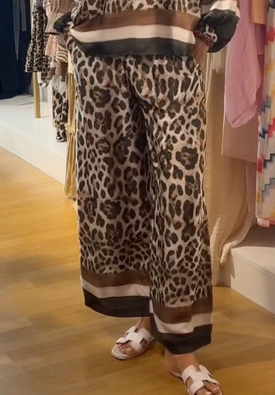 Pantaloni: Lässige weite Leohose oder Ensemble – Nuovo e nell'imballaggio originale da Zürich venduto da Naebeli