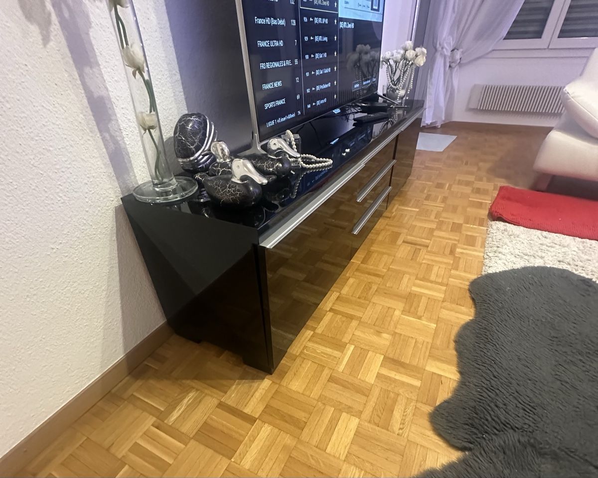 IKEA BESTÅ BURS, Schwarzes Glänzend TV-Möbel, Sideboard (Gebraucht) in Zürich für CHF 149 – nur Abholung auf Ricardo kaufen
