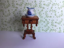 Puppenstuben Tischchen mit Waschschüssel Set 1:12
