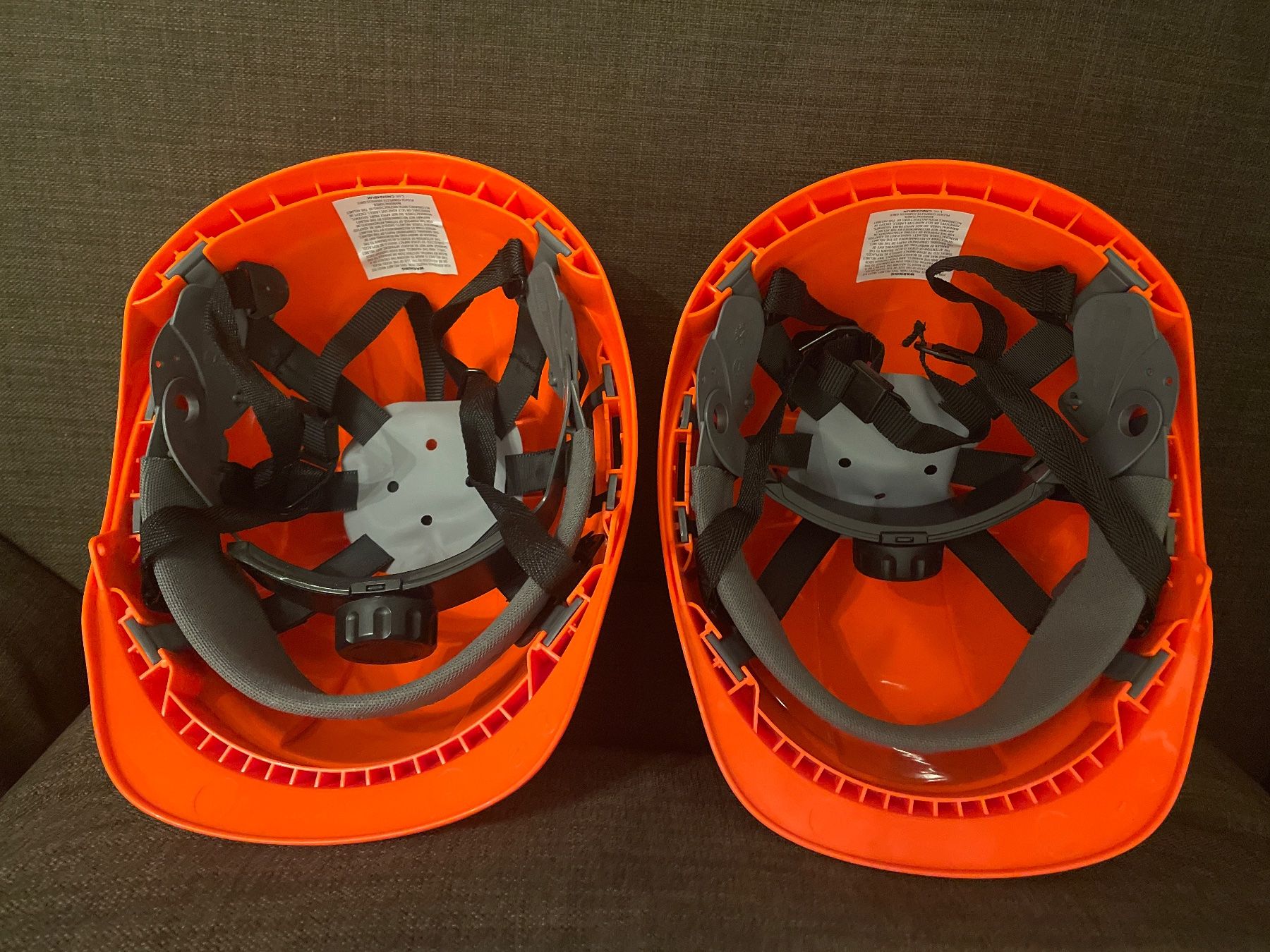 Protezione per viso e udito: 2 Bauhelme, Schutzhelme NEU – Nuovo (secondo la descrizione) da Genève venduto da Livsonman 1